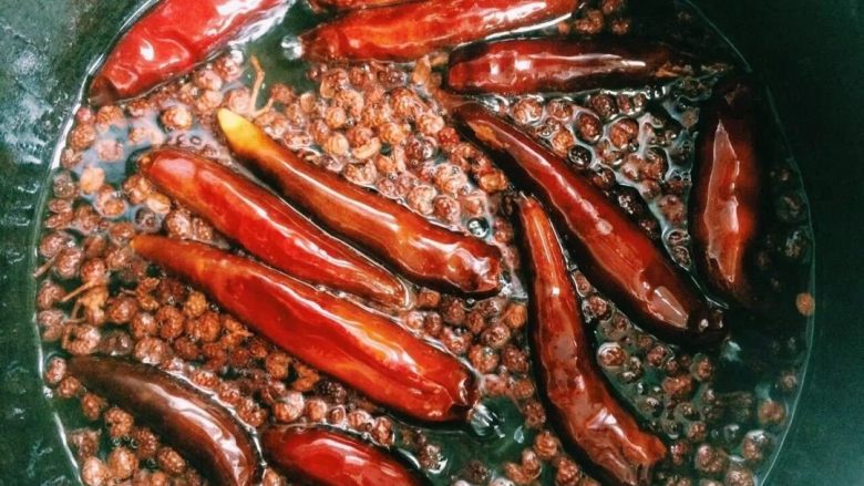 水煮鱼,
5.取一个小锅 倒入两大勺油 油烧到八分热  撒入花椒 辣椒 出香味后关火