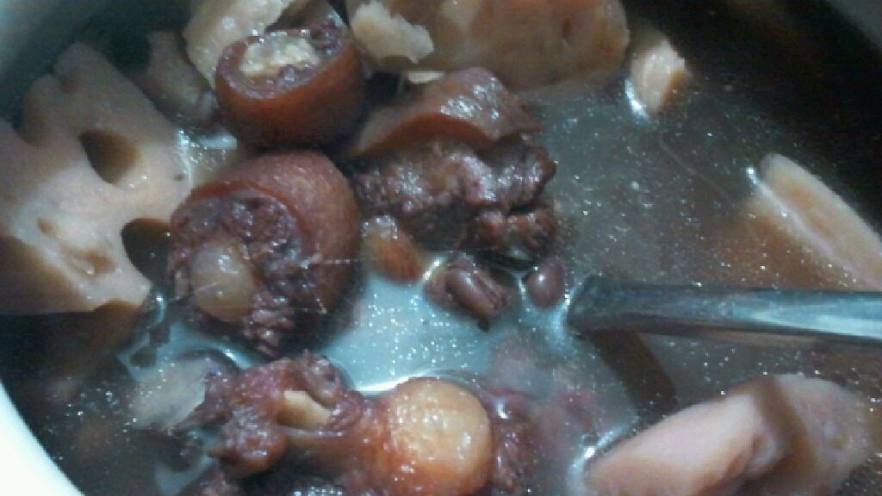莲藕红豆牛尾汤