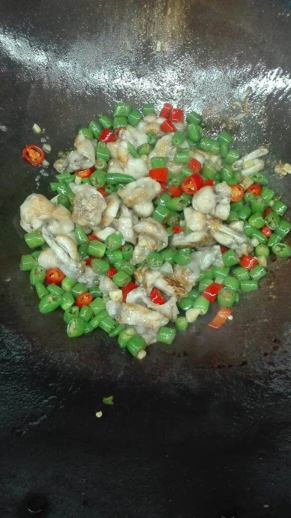石锅牛蛙,牛蛙腌制底味拉油,杭椒煸炒空出,净锅少油煸香姜蒜,到杭椒放耗油味精辣鲜露花椒油炒匀放牛蛙青花椒即可出锅。