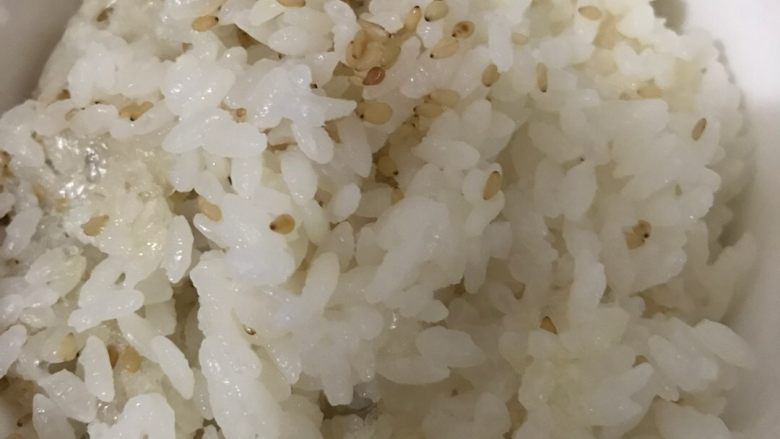 香芹炒腊肠,蒸的米饭加入芝麻，香喷喷的