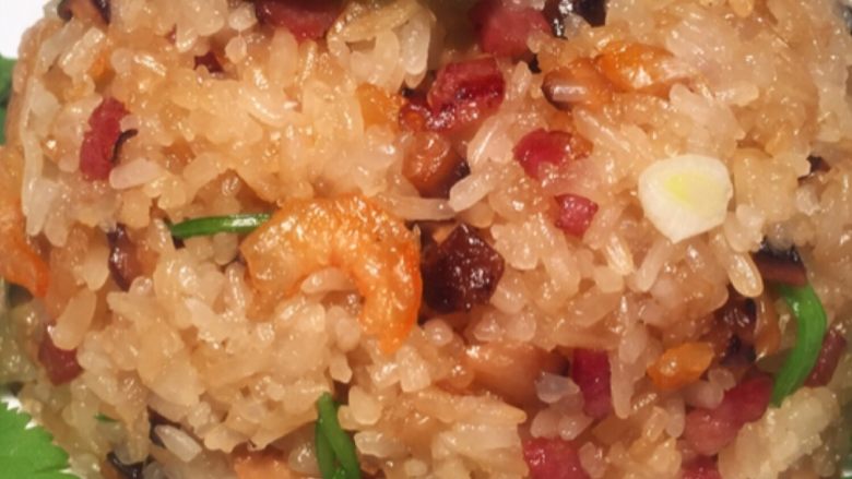生炒腊味糯米饭,经过一小时的翻炒生米成熟饭啦,粒粒透明甘香,那种嚼头是煮熟再炒的不能媲美。