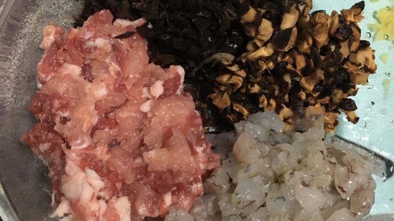 虾仁肉馅三鲜饺,把<a style='color:red;display:inline-block;' href='/shicai/ 414'>猪肉</a><a style='color:red;display:inline-block;' href='/shicai/ 287'>虾仁</a>黑木耳香菇都各自处理干净，剁成茸