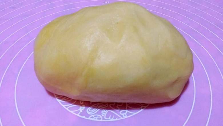 椰丝排,和好的面团套保鲜膜,静止15分钟。