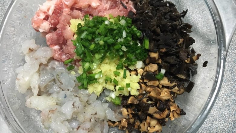 虾仁肉馅三鲜饺,加入葱姜末