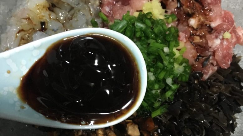 虾仁肉馅三鲜饺,加入各类调料