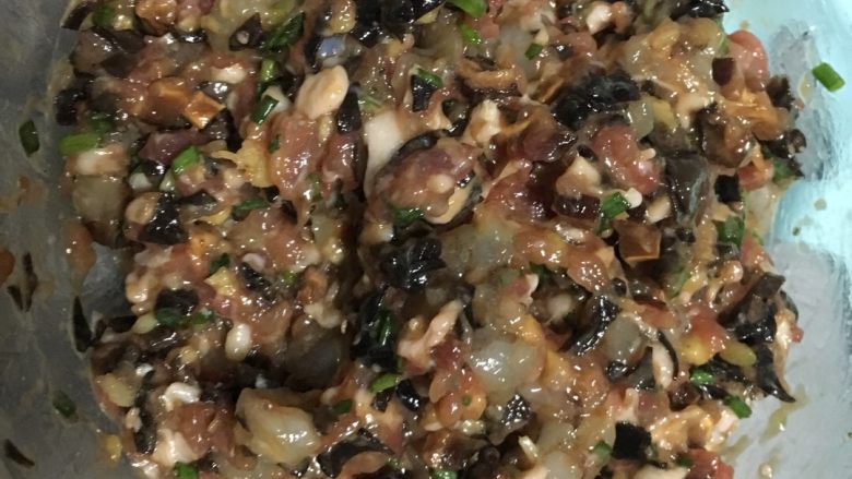虾仁肉馅三鲜饺,充分搅拌均匀