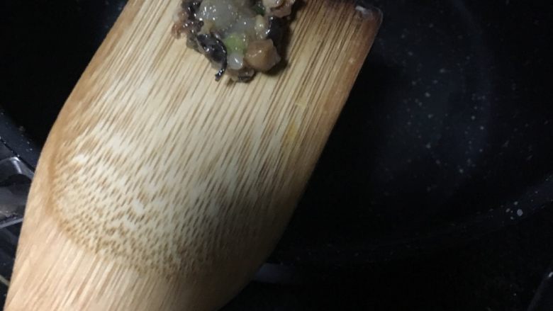 虾仁肉馅三鲜饺,煎一小块馅来尝咸淡，再适量添加调料