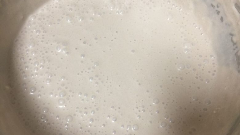 麋鹿巧克力慕斯蛋糕 #乐享双节#,将可可淡奶油和奶酪糊混合再加入牛奶吉利丁液,充分混合均匀即成慕斯糊。