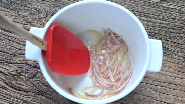 蔓越莓土豆浓汤,空锅小火预热半分钟,放入<a style='color:red;display:inline-block;' href='/shicai/ 887'>黄油</a>融化,倒入洋葱丝,用中小火慢慢煸炒至透明出香味。