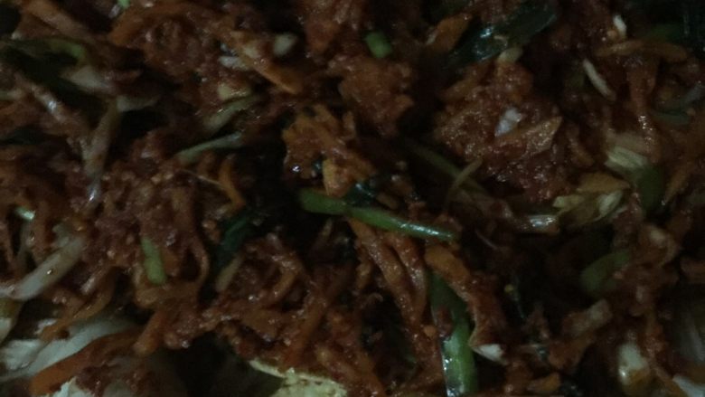 辣白菜,每片涂上酱,在菜根部分放一点酱,卷起来放在罐子或者盒子里密封