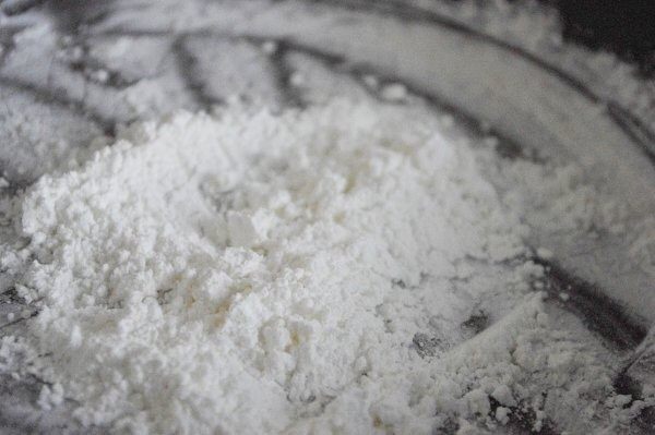草莓大福,去一点玉米淀粉放到锅里小火炒熟,做大福时的手粉