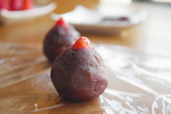 草莓大福,把草莓大的那一头朝下包裹在红豆泥里,露出草莓君的尖尖角