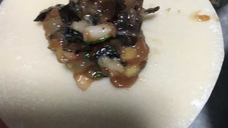 虾仁肉馅三鲜饺,饺子皮上放馅料