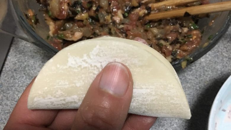 虾仁肉馅三鲜饺,对折捏紧