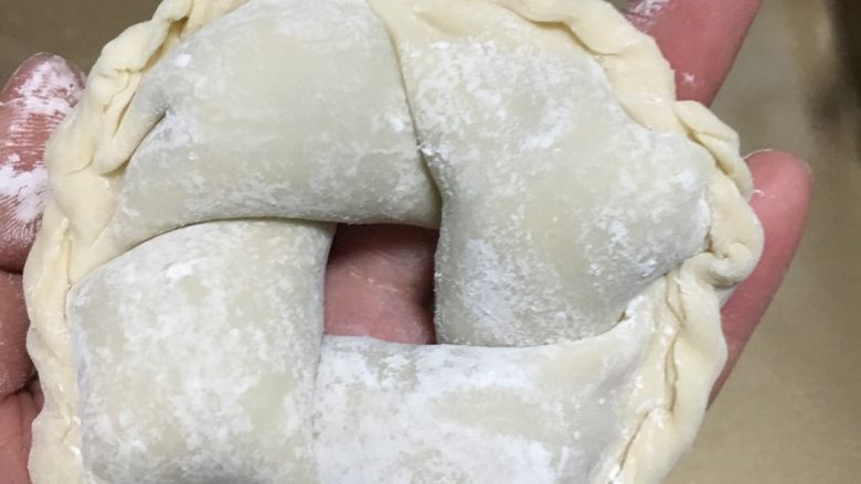 虾仁肉馅三鲜饺,拿在手里掐一圈围边，其实我也是没个准则的捏，只要捏紧不露馅就好，大概像个铜钱吧，呵呵