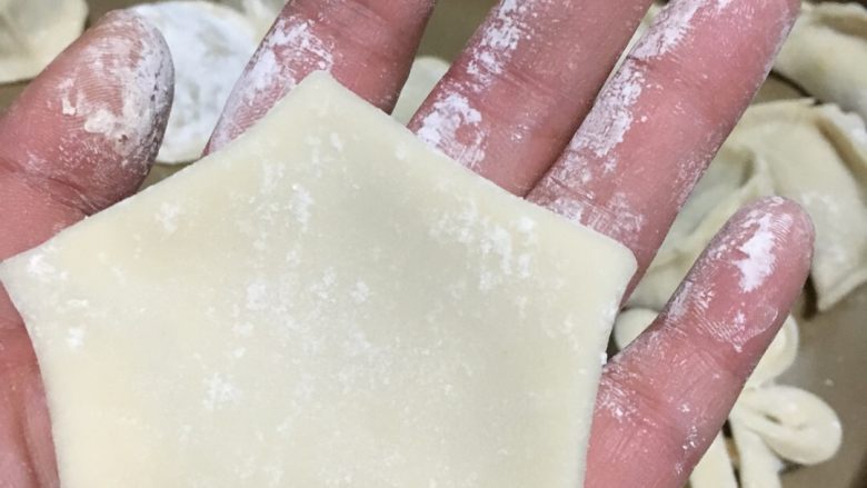 虾仁肉馅三鲜饺,翻过饺子皮