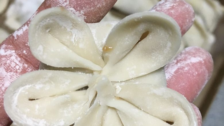 虾仁肉馅三鲜饺,把折边翻起来就像朵花了吧