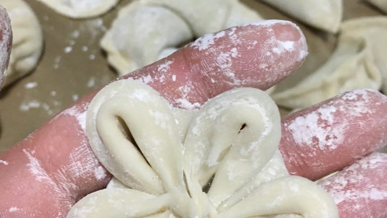 虾仁肉馅三鲜饺,捏紧五个角