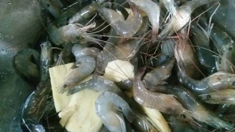 火腿青椒大汤烧沼虾,虾背开刀加盐料酒生姜腌制10分钟盐多放没有关系，腌制好冲水备用