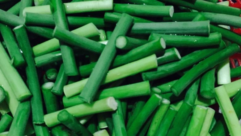 蒜苔炒肉,<a style='color:red;display:inline-block;' href='/shicai/ 146'>蒜苔</a>洗净，切段