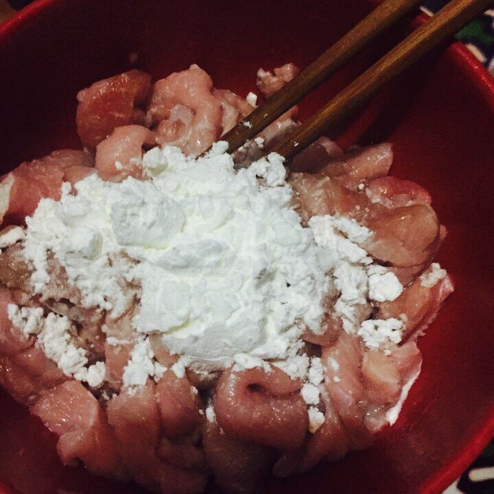 蒜苔炒肉,加入少许的盐和油，<a style='color:red;display:inline-block;' href='/shicai/ 692'>酱油</a>，适量的生粉