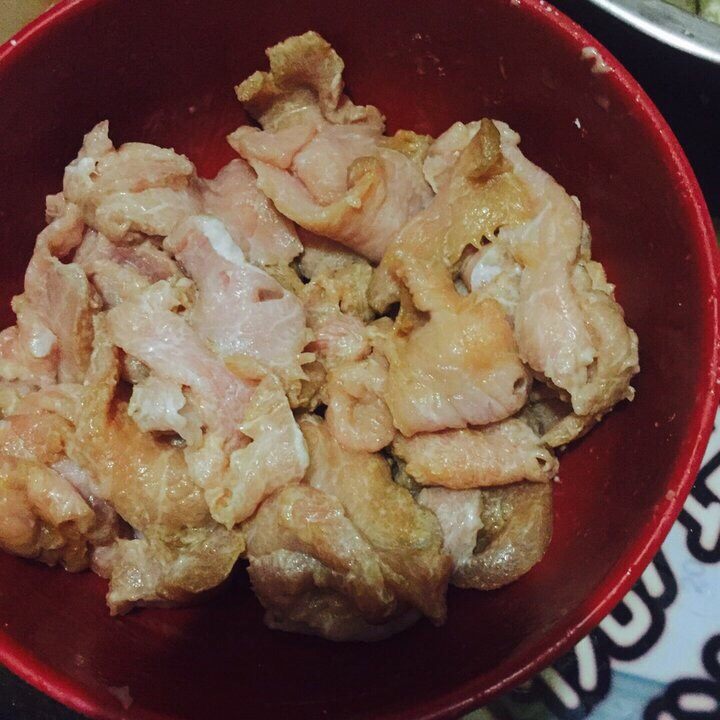 蒜苔炒肉,搅拌均匀，腌制一会