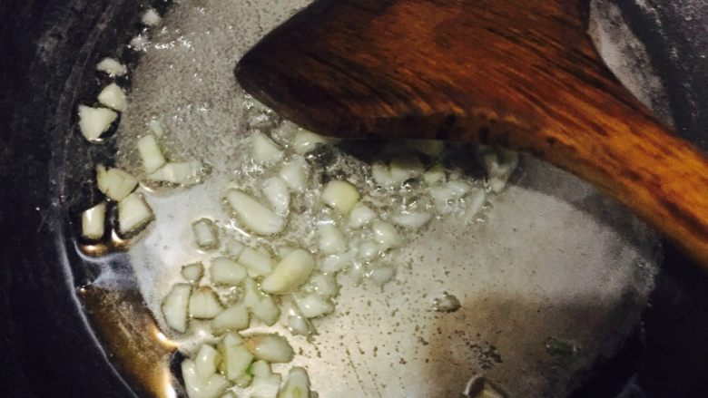 蒜苔炒肉,锅中热油，倒入蒜末爆香(宿舍条件不好，不粘锅都掉成这样了，将就)