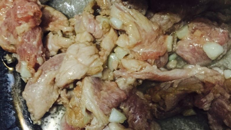 蒜苔炒肉,倒入腌制好的瘦肉翻炒