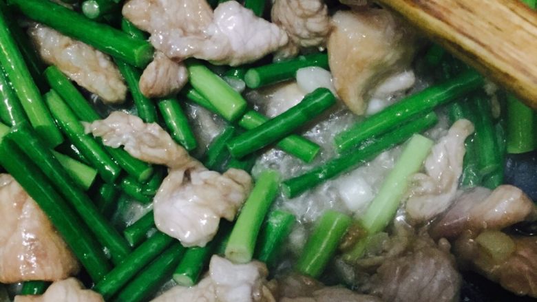 蒜苔炒肉,有点沾锅，加点清水，一点点就行了，(我是因为锅不好，这一步也可以省略)