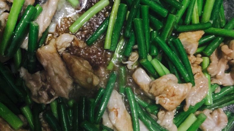 蒜苔炒肉,盐和酱油也可以放入水里面，这样更入味，翻炒至水干收汁即可出锅