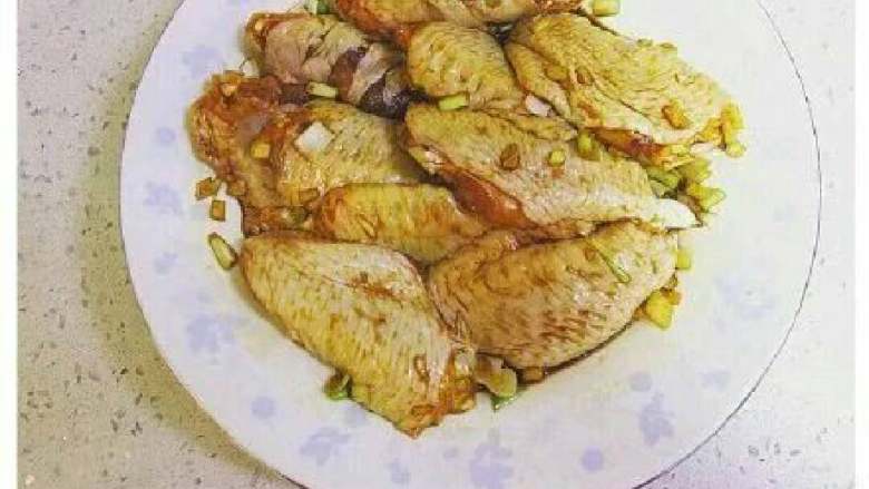 可乐鸡翅,用手抓匀，腌制15分钟左右