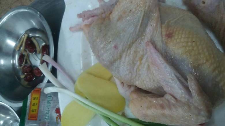 养生水晶鸡,将盐焗鸡粉和盐均匀涂抹在鸡身上腌制10分钟
