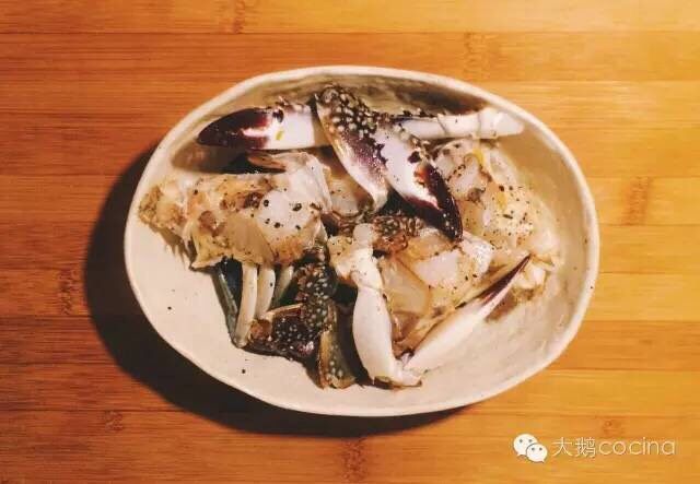 桥底辣蟹 避风塘蟹,1. 蟹洗净去内脏 加黄酒、盐、黑胡椒腌制10分钟