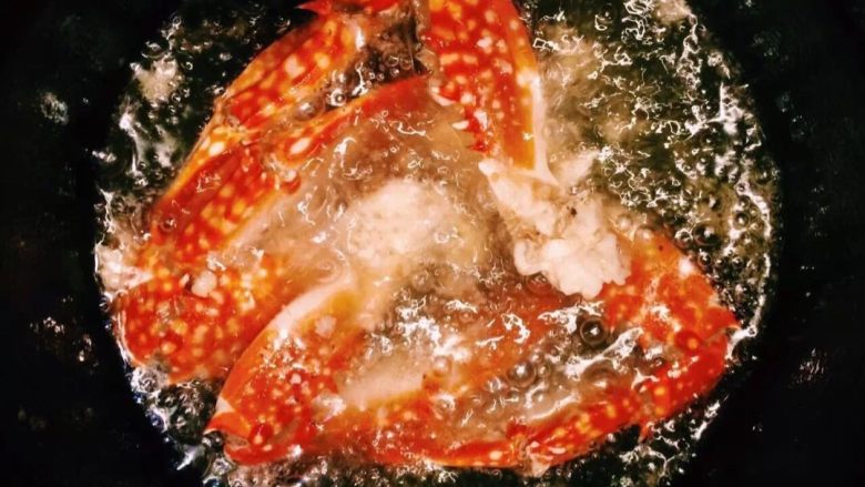 桥底辣蟹 避风塘蟹,蒜末和面包糠出锅后 将油滤净 蟹裹上生粉分批入锅炸熟