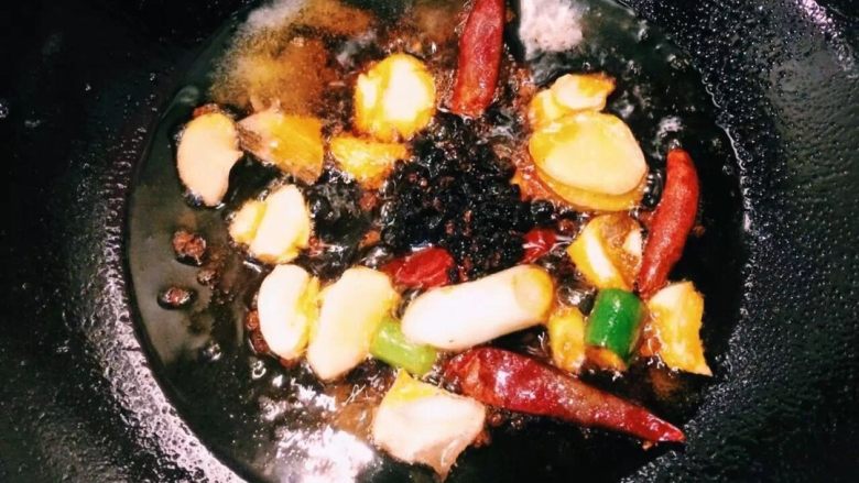 桥底辣蟹 避风塘蟹,4.油入炒锅 五分热时 下豆豉酱炒出红油后 葱姜干辣椒一并入锅炒香