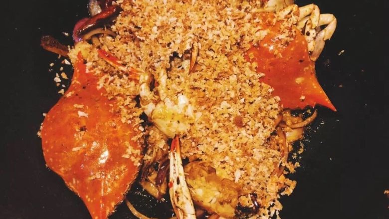 桥底辣蟹 避风塘蟹,翻炒几下后即可关火,同时加入炸好面包糠和蒜末 颠一颠勺