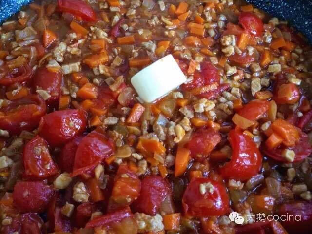经典意大利面,3.锅内食材炒软烂后 加水和番茄酱炖煮5分钟 待汤汁浓稠后 关火加入一小块黄油
