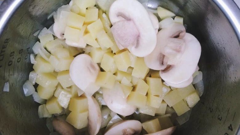 奶油蘑菇汤,2.加入土豆块和口蘑继续翻炒2分钟 关火