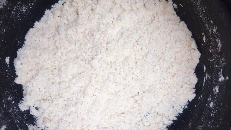 奶油蘑菇汤,再起一个小锅 另一半黄油入锅融化 加入面粉不断搅拌直至面粉变黄