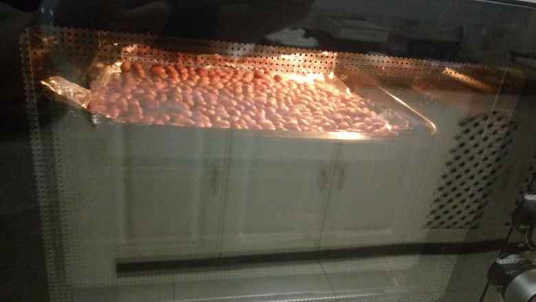 棉花糖版牛轧糖16.12.29,放入烤箱中层,上下加热150度,20分钟(烤的时候看着点花生颜色)