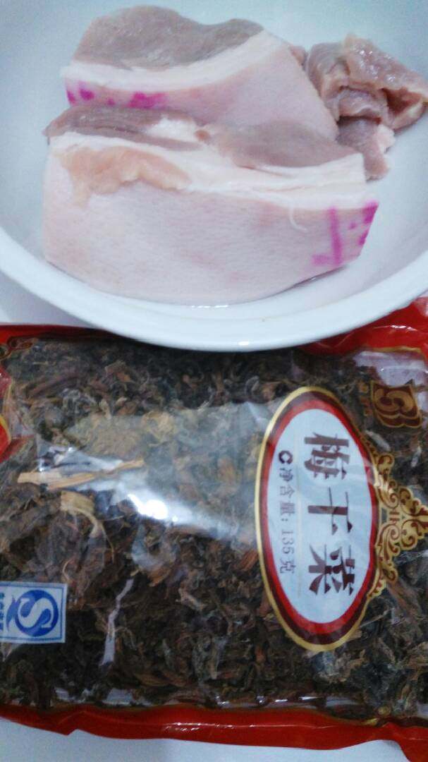 梅菜扣肉十#乐享双节#,食材准备:<a style='color:red;display:inline-block;' href='/shicai/ 428'>五花肉</a>，<a style='color:red;display:inline-block;' href='/shicai/ 9565'>梅菜</a>，备用。