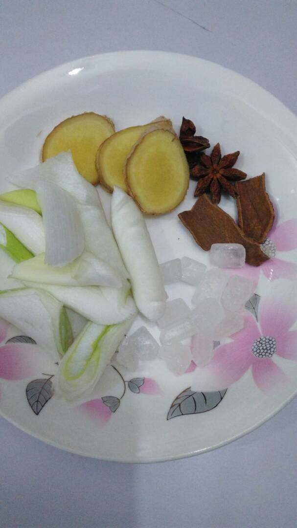 梅菜扣肉十#乐享双节#,香料准备:葱、姜、<a style='color:red;display:inline-block;' href='/shicai/ 695'>八角</a>、<a style='color:red;display:inline-block;' href='/shicai/ 710'>桂皮</a>、<a style='color:red;display:inline-block;' href='/shicai/ 866'>冰糖</a>等，备用。