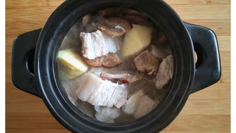 腌笃鲜,2.取一瓦罐 将所有食材放入 加满热水或高汤 放一片姜
大火煮20分钟给汤上色
小火笃笃笃煮很久 直到香的你忍不住要开锅吃肉喝汤
