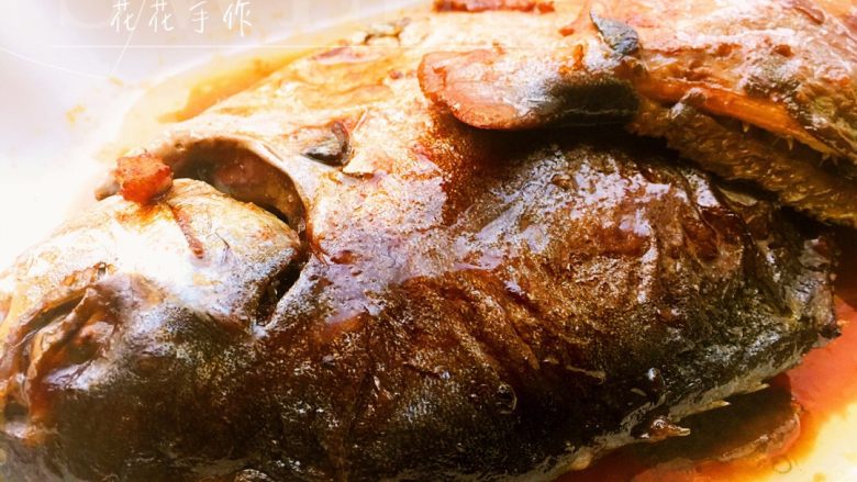 红烧鲳鱼 #乐享双节#,出锅摆盘,去掉葱姜蒜,将酱汁均匀淋在上面。