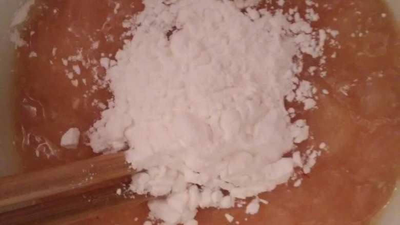自制鸡米花,加淀粉,搅匀