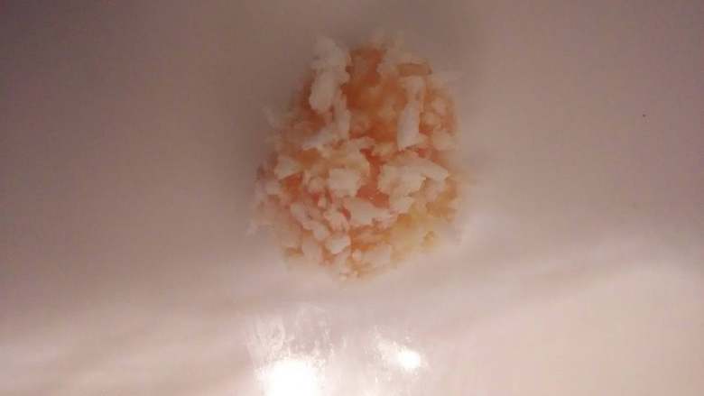自制鸡米花,将肉泥用筷子夹起一小块,沾满面包糠