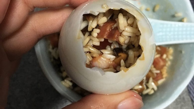 糯米咸蛋#乐享双节#,把糯米填入咸蛋里,轻轻晃动蛋壳再填入,差不多9分满即可