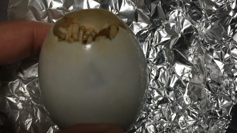 糯米咸蛋#乐享双节#,取一张锡纸