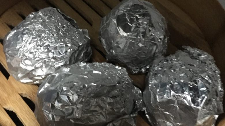 糯米咸蛋#乐享双节#,放入蒸架大火蒸50分钟左右,焖10分钟熟透即可
