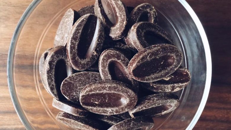 布朗尼,巧克力隔水加热融化 这里推荐用法芙娜66%的黑巧克力 普通的巧克力代替也可以